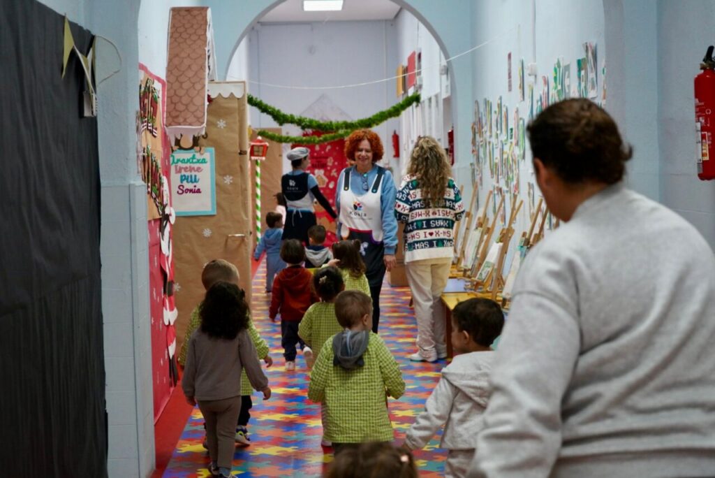 Niños caminando por el pasillo de la escuela Virgen de la Victoria
