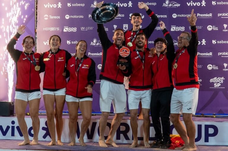 Equipo español celebra victoria en la Copa del Mundo de tenis playa