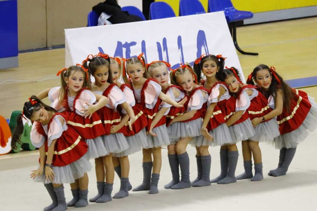 Niñas vestidas de circo realizando una coreografía en el pabellón
