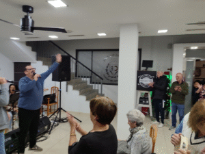 Cantante actuando en un evento con público aplaudiendo