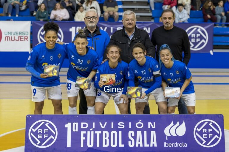 Jugadoras del Melilla Torreblanca celebran un homenaje tras un partido de fútbol sala.