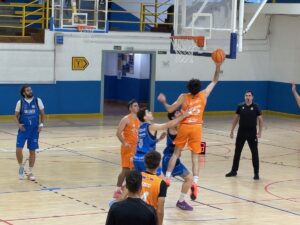 Jugadores de baloncesto en acción durante un partido en Fuengirola.