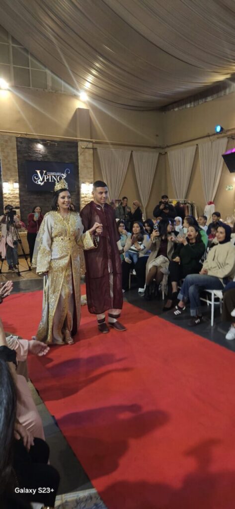 Desfile de trajes típicos en el evento Raíces de la Moda en Melilla