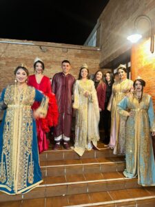 Grupo de personas en trajes típicos de bodas en Melilla