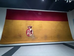 Gran bandera nacional española expuesta en el Museo Naval