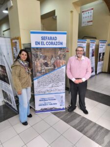 Personas junto a un panel de la exposición sobre Sefarad en la biblioteca