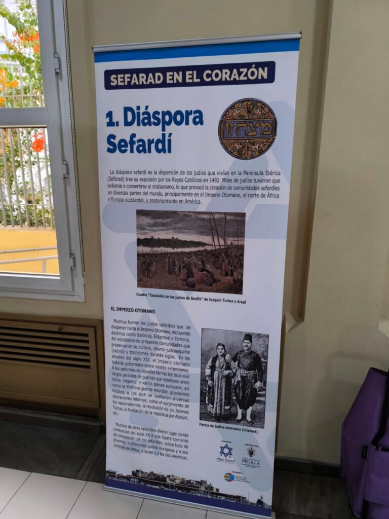 Cartel informativo sobre la diáspora sefardí en una exposición