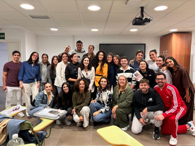 Grupo de estudiantes y docentes en la Facultad de Ciencias de la Salud