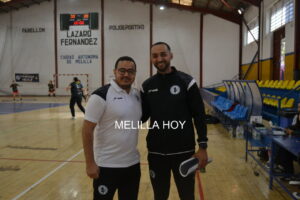 Faisal Salmi y otro entrenador en el polideportivo de Melilla