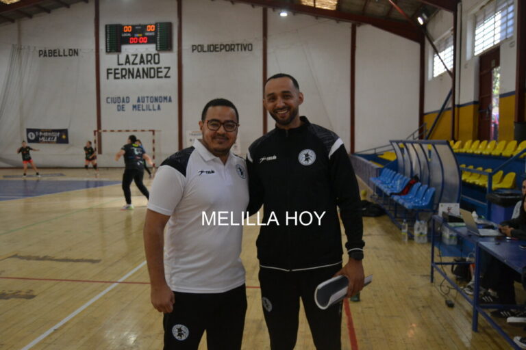 Faisal Salmi y otro entrenador en el polideportivo de Melilla