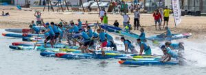 Grupo de surfistas compitiendo en Melilla con tablas de paddle surf