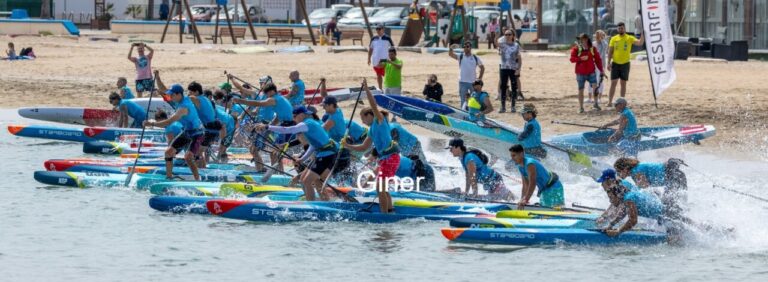 Grupo de surfistas compitiendo en Melilla con tablas de paddle surf
