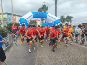 Atletas corriendo en el evento de triatlón en Melilla