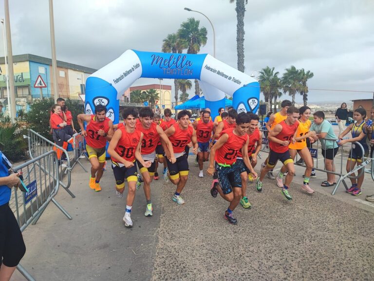 Atletas corriendo en el evento de triatlón en Melilla
