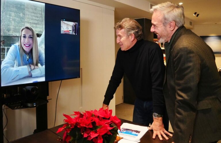 Alberto Núñez Feijóo hablando sobre Vox y Pedro Sánchez en una reunión