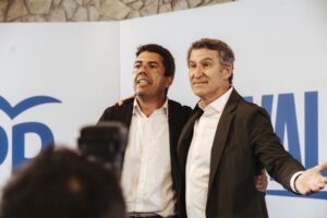 Alberto Núñez Feijóo en un evento político con un compañero