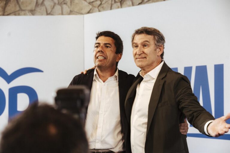 Alberto Núñez Feijóo en un evento político con un compañero