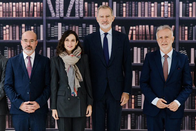 Felipe VI junto a otros asistentes en un evento literario