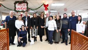 Grupo de personas celebrando la Navidad en un evento festivo