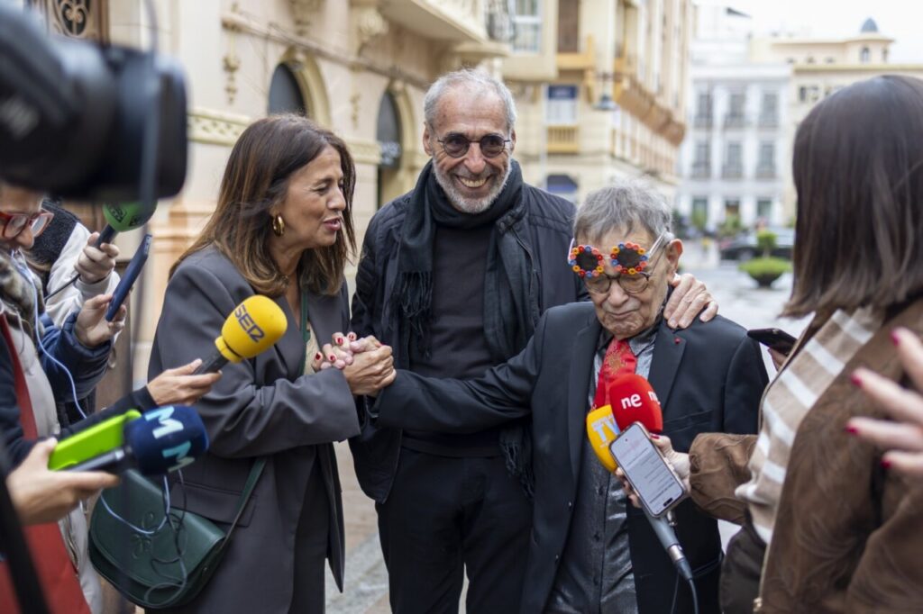 Fernando Arrabal emocionado rodeado de personas en Melilla