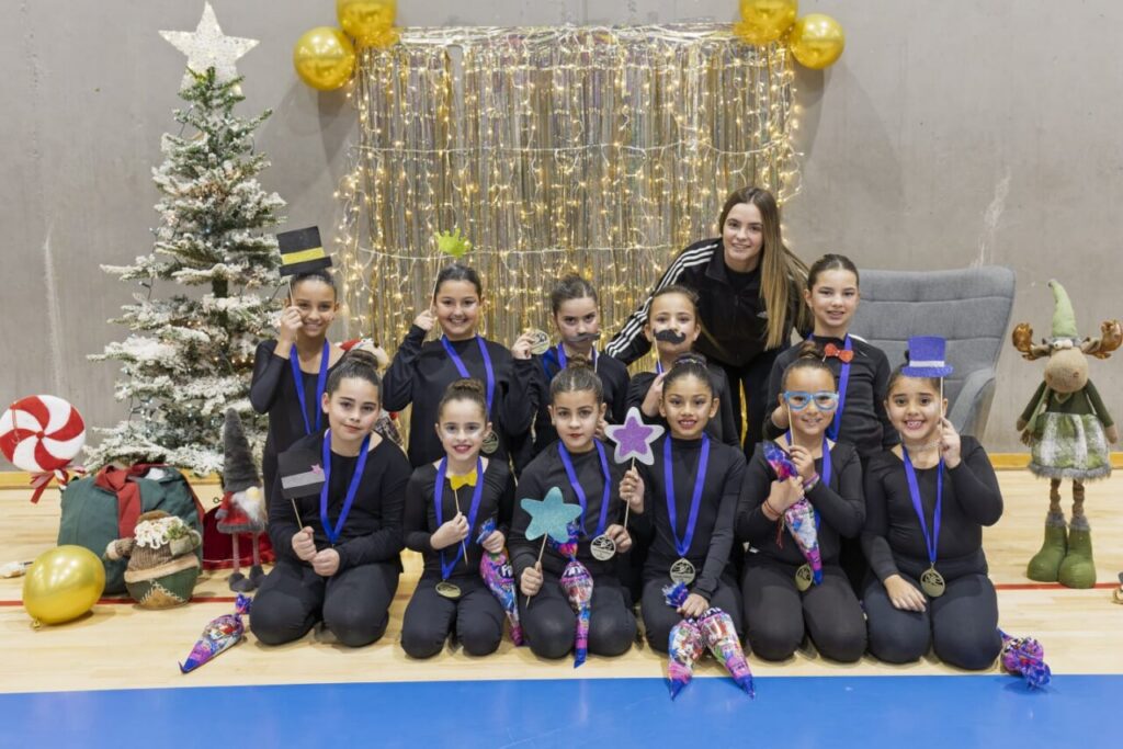 Grupo de gimnastas del Club Ágora en el festival de Navidad