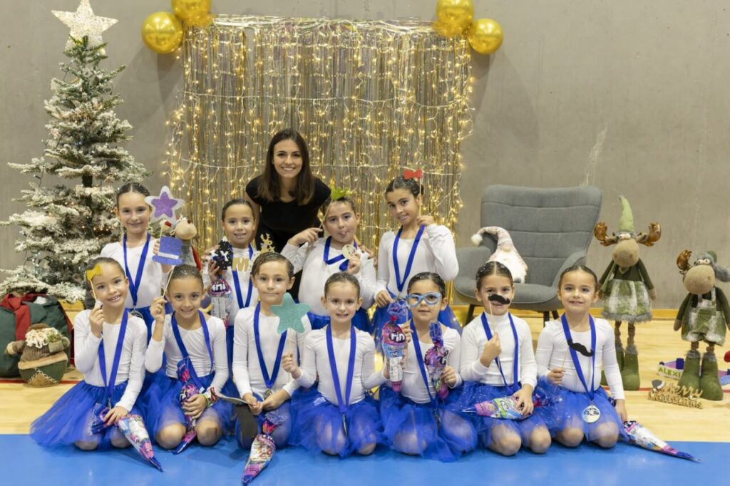 Niñas del Club Ágora de Gimnasia Rítmica en el festival de Navidad