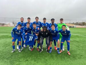 Jugadores del filial de la U.D. Melilla posando en el campo
