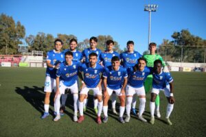 Jugadores del filial de la U.D. Melilla en el campo de fútbol