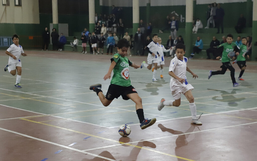 Niños jugando al fútbol sala en el Complejo del Estadio Álvarez Claro.