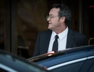 Álvaro García Ortiz saliendo de un edificio vestido de traje