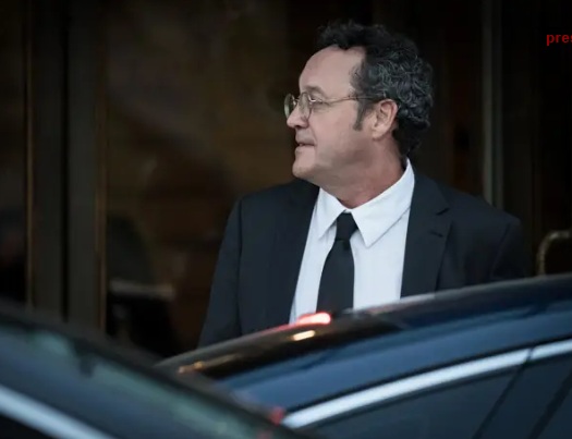 Álvaro García Ortiz saliendo de un edificio vestido de traje