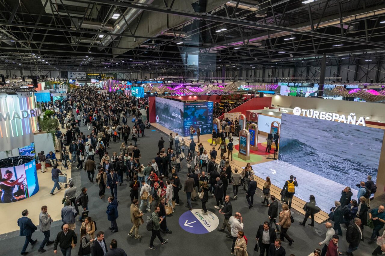 Vista panorámica de la feria FITUR 2026 con multitud de asistentes
