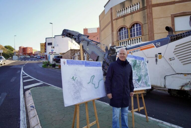 Obras de asfaltado en la calle Vía Láctea con maquinaria pesada.