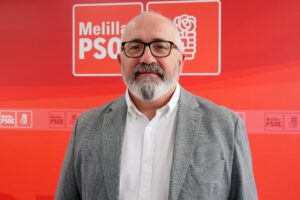 Retrato de un hombre con barba y gafas en un evento del PSOE en Melilla
