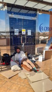 Fran Antón encadenado frente a su local El Cielo en Puerto Noray