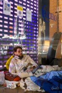 Fran Antón encadenado frente a su local cerrado El Cielo en Melilla.