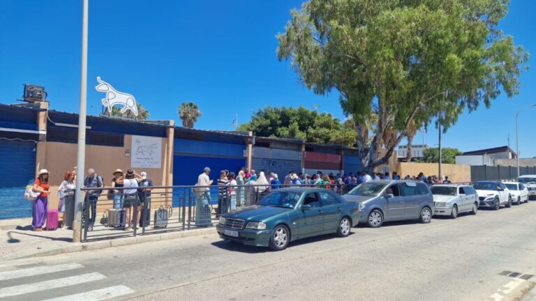 Fila de personas esperando en la frontera de Melilla con Marruecos