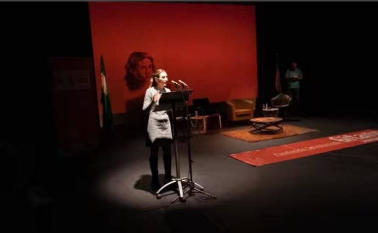 Mujer hablando en un evento de la Fundación Secretariado Gitano.