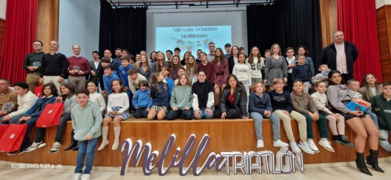 Grupo de deportistas en la Gala del Triatlón Melillense 2025