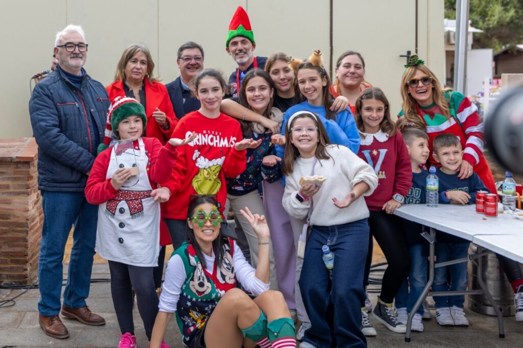 Grupo de personas celebrando el concurso de migas en Melilla