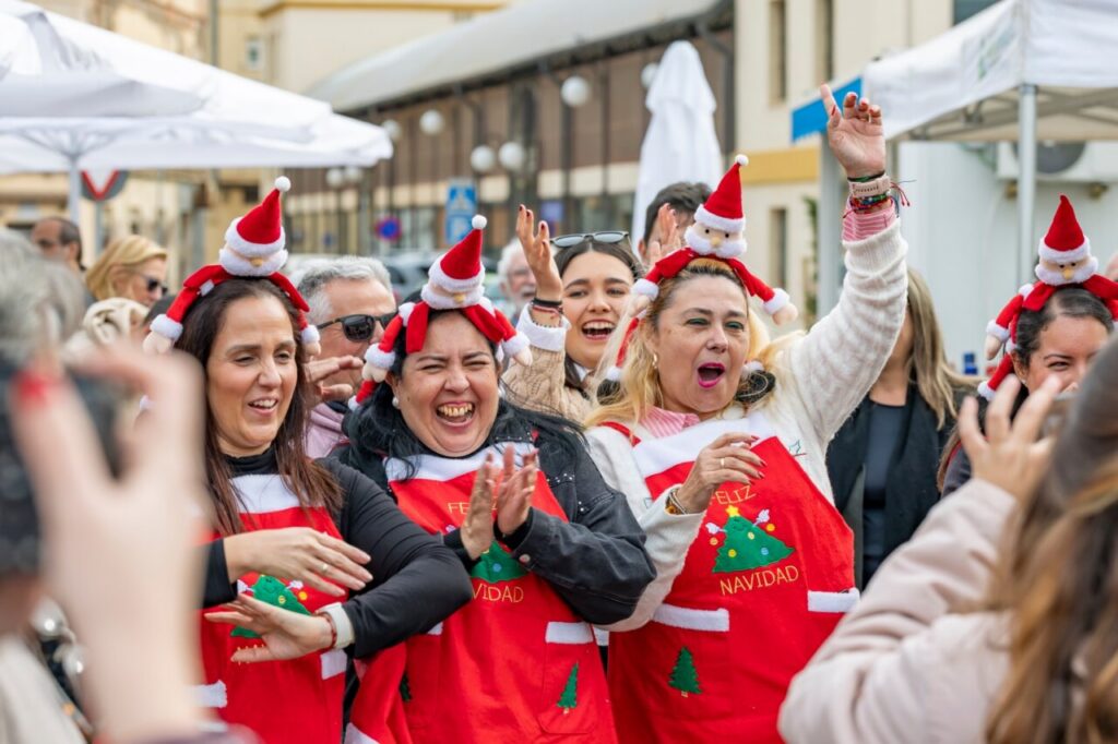 Grupo de mujeres celebrando en un concurso de migas navideño