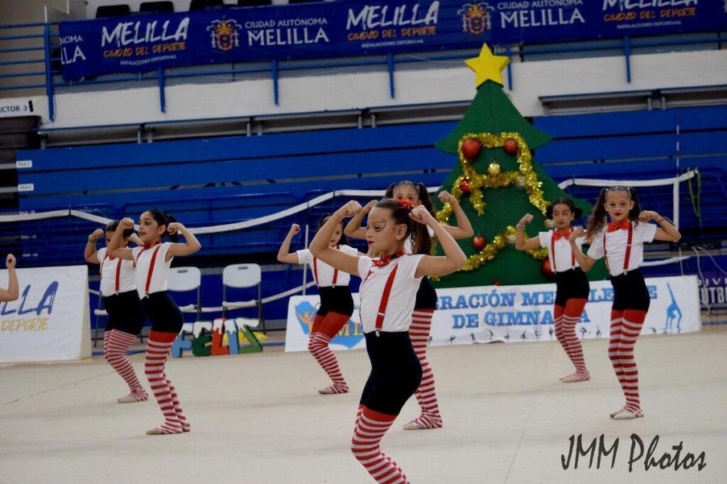 Gimnastas en un espectáculo de circo con vestuarios coloridos
