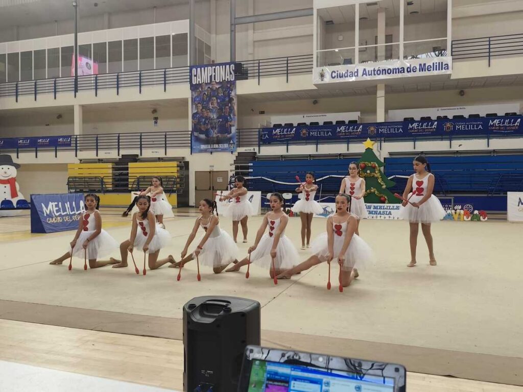 Gimnastas en trajes de circo durante un espectáculo en Melilla