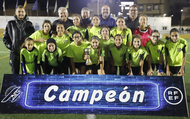 Equipo del Gimnástico Melilla con trofeo tras ganar la Copa Infantil Femenina