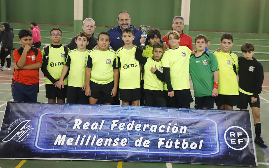 Equipo Gimnástico Melilla posando con trofeo en el torneo de fútbol sala