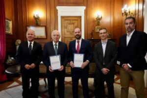 Representantes del Gobierno local y EOI firman convenio de formación