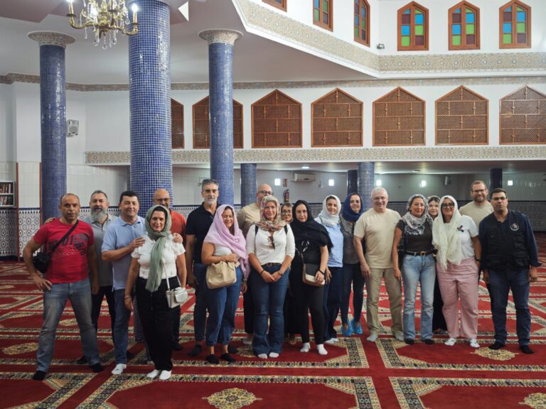 Grupo de personas posando en una mezquita en Melilla