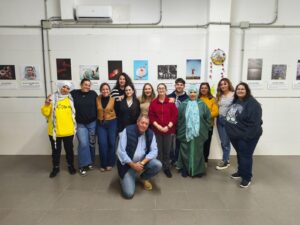 Grupo de personas posando en una exposición fotográfica