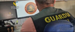 Miembro de la Guardia Civil trabajando en un ordenador sobre una estafa en Melilla.