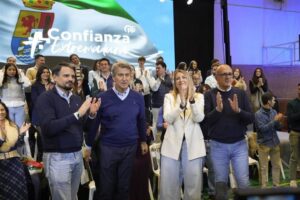 María Guardiola y su equipo celebrando victoria electoral en Extremadura